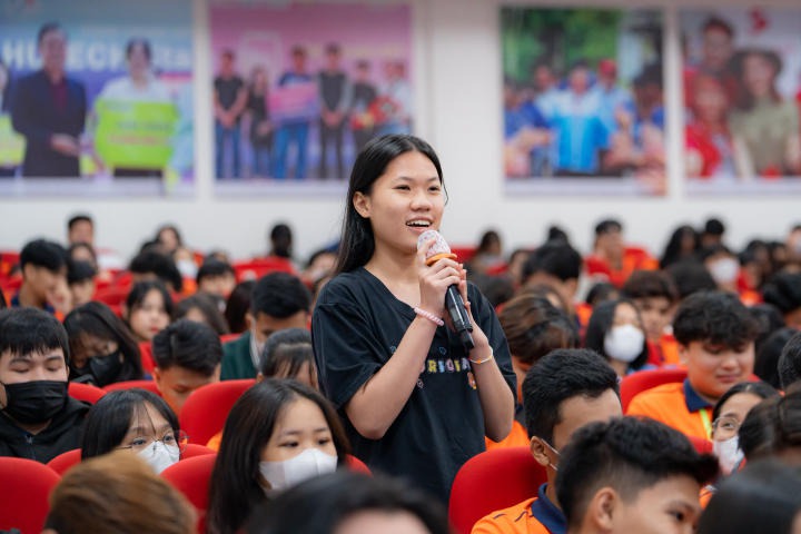 [Video] MC Vũ Mạnh Cường và Á hậu Hà Thu “bật mí” bí quyết gia tăng sức hút khi giao tiếp cho sinh viên HUTECH 106