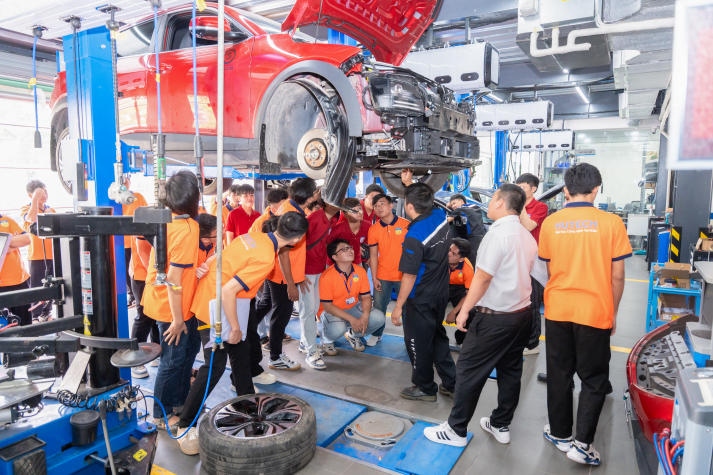 Tham quan thực tế VinFast, sinh viên Viện Kỹ thuật bước gần hơn đến công nghệ giao thông xanh 31