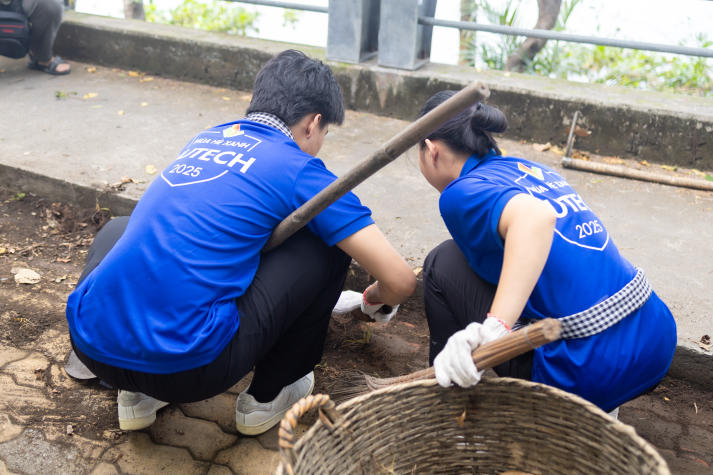 Mùa hè xanh HUTECH 2025: Gặp gỡ gia đình có công với cách mạng và xây dựng không gian sống an toàn - sạch - đẹp 180
