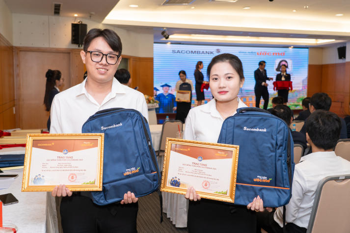Hai sinh viên Tài chính - Ngân hàng nhận học bổng “Sacombank - Ươm mầm cho những ước mơ” 2026 16