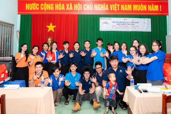 “Trao yêu thương - Nhận nụ cười”: Tuổi trẻ HUTECH rộn ràng mang Tết Thiếu nhi về Khu phố Đông An (Bình Dương) 64