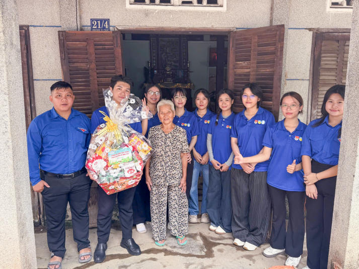 Chiến sĩ Mùa hè xanh HUTECH vun đắp lòng biết ơn, gìn giữ truyền thống dân tộc hướng về Ngày Thương binh - Liệt sĩ 67