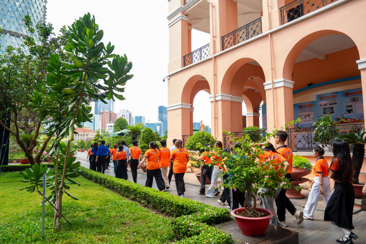 [Ảnh] Về nguồn tại Bến Nhà Rồng: Hành trình ý nghĩa của sinh viên Khoa Tài chính - Thương mại 20
