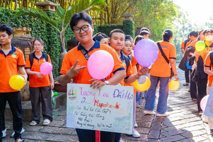 Tập thể Ban cán sự  lớp Thu Duc Campus rèn “Kỹ năng vận động tổ chức các hoạt động tập thể” tại Đền thờ các Vua Hùng 148