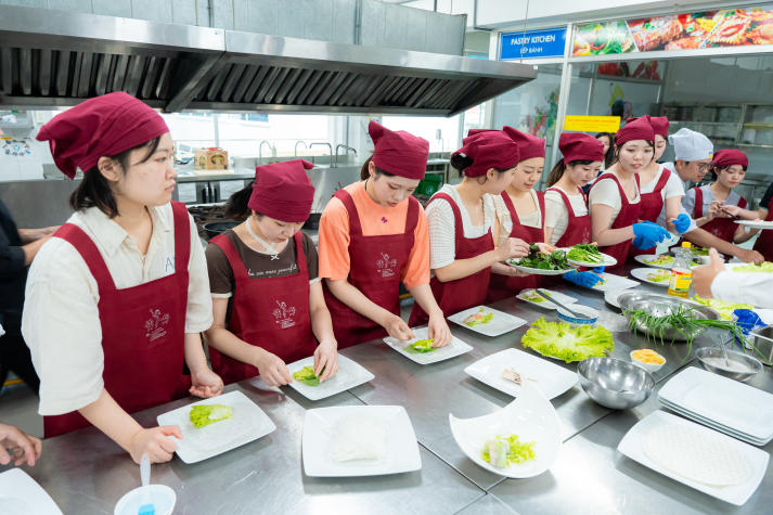 Sinh viên Đại học Kagawa trải nghiệm văn hóa và mở rộng tư duy hội nhập cùng sinh viên viên HUTECH 106