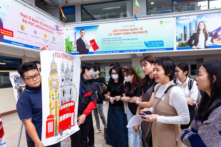 Các bạn sinh viên lớp 20DTA mang đến hơn 30 poster với nhiều chủ đề đa dạng HUTECH 3