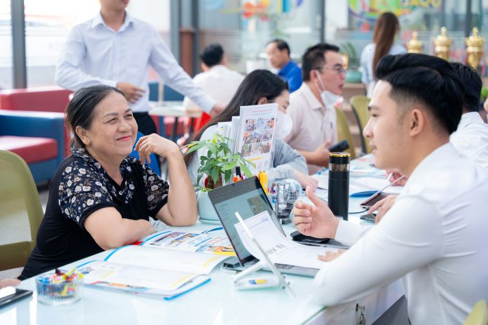 Đông đảo phụ huynh, thí sinh đến HUTECH tìm hiểu thông tin trước giai đoạn đăng ký nguyện vọng 19