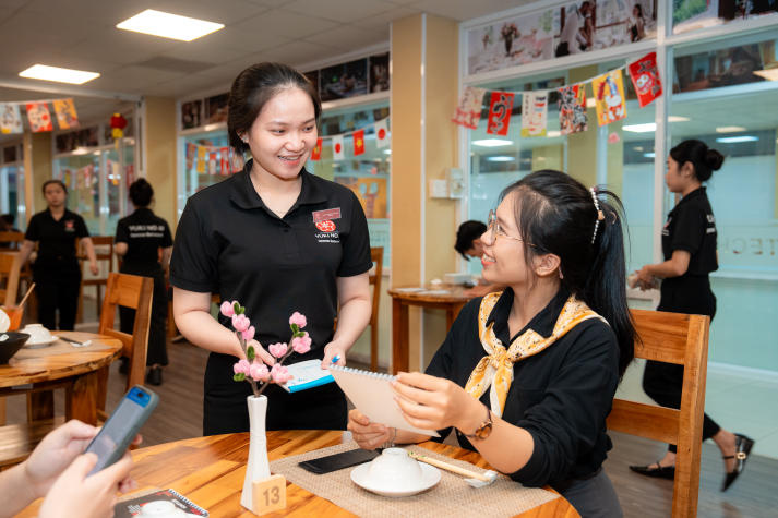 Sinh viên HUTECH biến đồ án thành nhà hàng Nhật, khách “chốt tiệc” ngay ngày khai trương 69