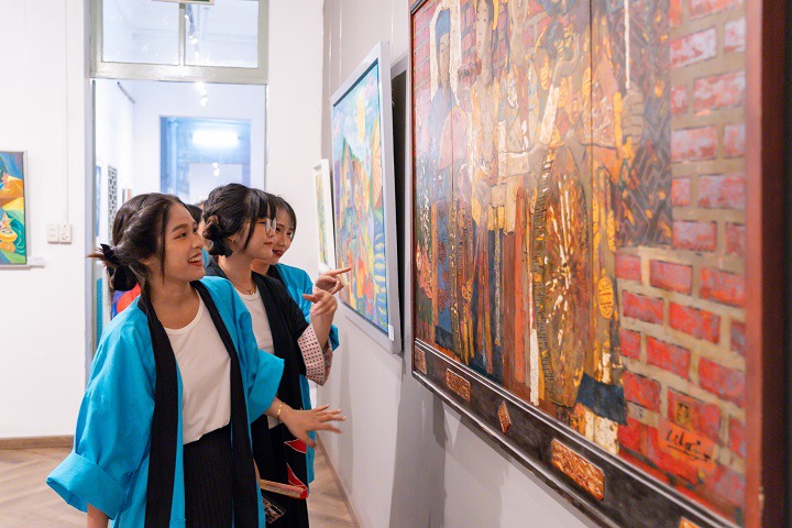Sinh viên Khoa Nhật Bản học HUTECH tham dự triển lãm tranh "Sắc Thu" kỷ niệm 50 năm thiết lập quan hệ ngoại giao Việt - Nhật 25