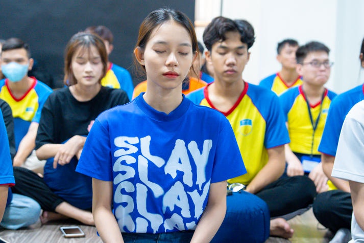 Sinh viên Khoa Truyền thông & Thiết kế học cách kiểm soát stress bằng Yoga cùng chuyên gia 88