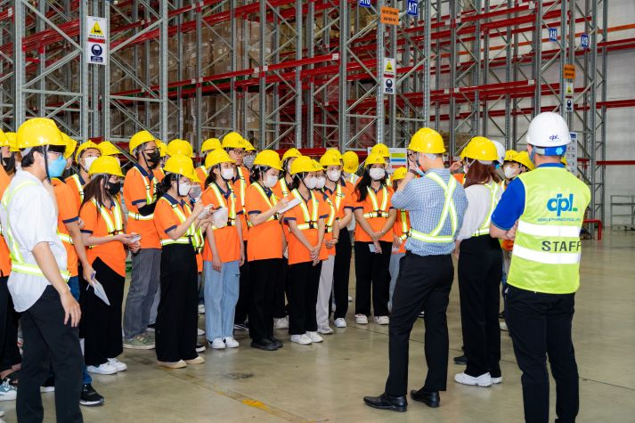 Sinh viên HUTECH sớm “bắt sóng” môi trường làm việc thực tế ngay từ năm nhất 96