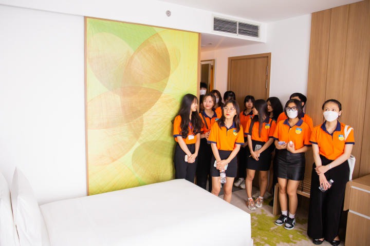 Sinh viên được dịp tham quan các khu vực trong khách sạn như lễ tân, nhà hàng, hồ bơi,... HUTECH 4
