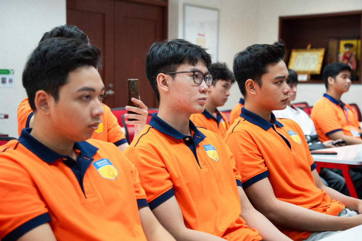 Sinh viên Viện Kỹ thuật tìm hiểu quy trình tự động hóa tại Nhà máy Yakult Việt Nam 100