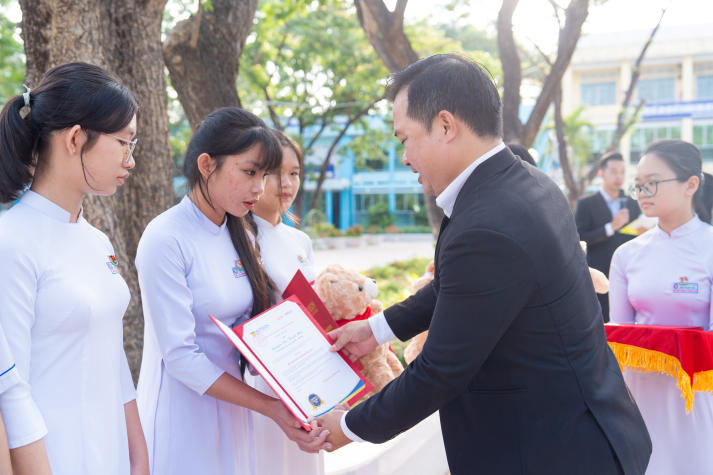 [Video] HUTECH Scholarship Tour 2026 “đổ bộ” THPT Hàm Thuận Bắc, tiếp sức sĩ tử chạm ngưỡng đại học 22