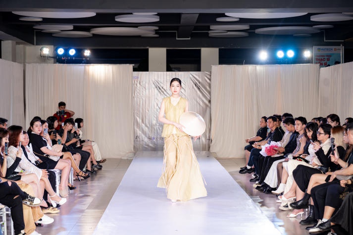 [Video] Sinh viên Thiết kế thời trang HUTECH “trình làng” loạt đồ án tốt nghiệp với nhiều ý tưởng độc đáo 285