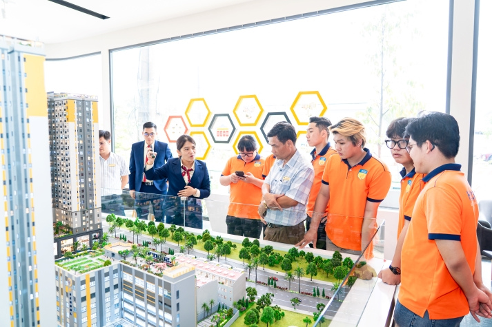 Sinh viên ngành Quản lý tài nguyên và môi trường khám phá mô hình phát triển bất động sản xanh tại BCONS 70