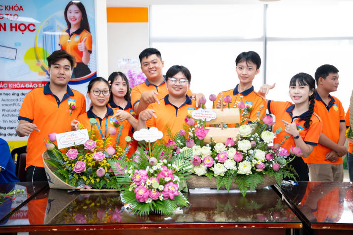 [Ảnh] Khoảnh khắc đẹp tại cuộc thi cắm hoa 20/11: Sinh viên HUTECH gửi trọn yêu thương đến các nhà giáo 110