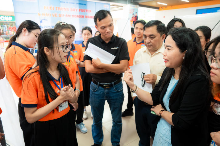 Khi ý tưởng chạm thực tiễn: Sinh viên Khoa Tài chính - Thương mại tỏa sáng tại Trưng bày poster Dự án doanh nghiệp 98