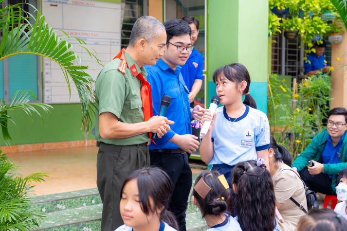 Mang tình xuân đến trẻ nhỏ, Khoa Thú y - Chăn nuôi HUTECH thắp lửa yêu thương 35