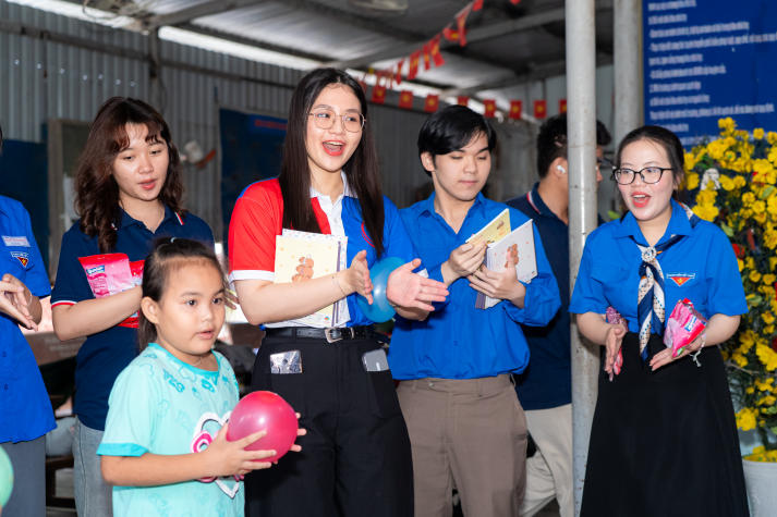 “Trao yêu thương - Nhận nụ cười”: Tuổi trẻ HUTECH rộn ràng mang Tết Thiếu nhi về Khu phố Đông An (Bình Dương) 46