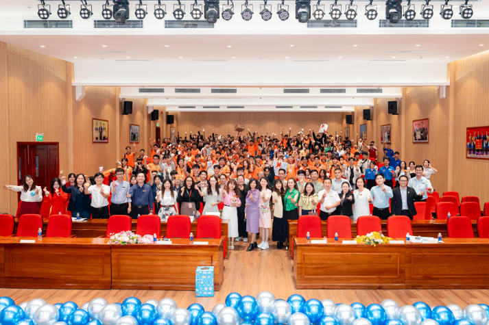 Khoa Quản trị kinh doanh chào đón tân sinh viên khoá 2025: Sẵn sàng hội nhập, vững bước tương lai 120