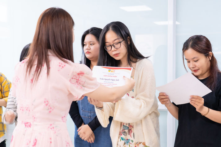 CLB Sư phạm Tiếng Anh HUTECH tôn vinh cống hiến, trao gửi tri ân trong buổi tổng kết 80