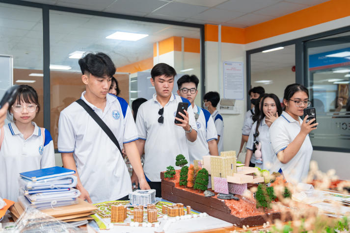 Vi vu HUTECH, đoàn học sinh tỉnh Trà Vinh khám phá “Đại học GenZ” 29