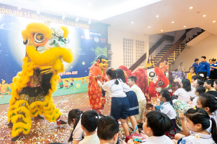 Thắp sáng đêm trăng yêu thương: Sinh viên Khoa Điều dưỡng - Kỹ thuật y học mang Trung thu đến với trẻ em Bình Thạnh 38