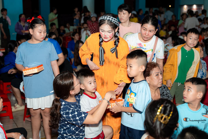 Khoa Tài chính - Thương mại nối dài mùa trăng sẻ chia cùng thiếu nhi 45