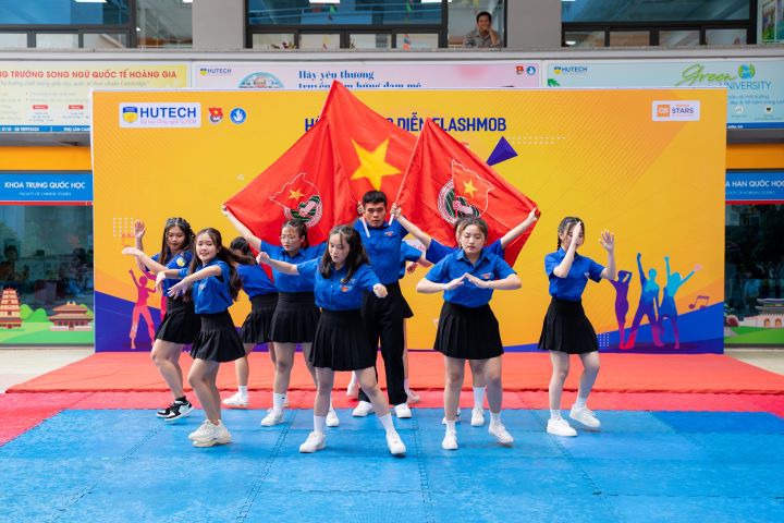 Sinh viên HUTECH “quẩy bung nóc” với hội thi nhảy Flashmob chào đón năm học mới 2023-2024 60