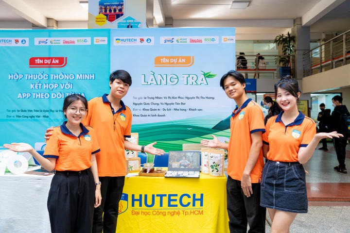 “Tour” khám phá không gian triển lãm Top 10 “HUTECH Startup Wings 2023” 100