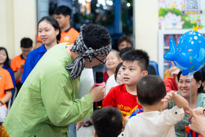 Thắp đèn Trung thu, trao yêu thương đến thiếu nhi Thạnh Mỹ Tây cùng sinh viên Khoa Nhật Bản học 68