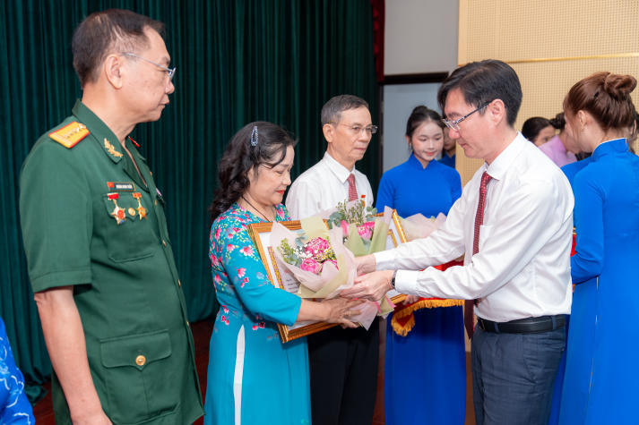 Ba Đảng viên HUTECH vinh dự nhận Huy hiệu 35 năm tuổi Đảng 35