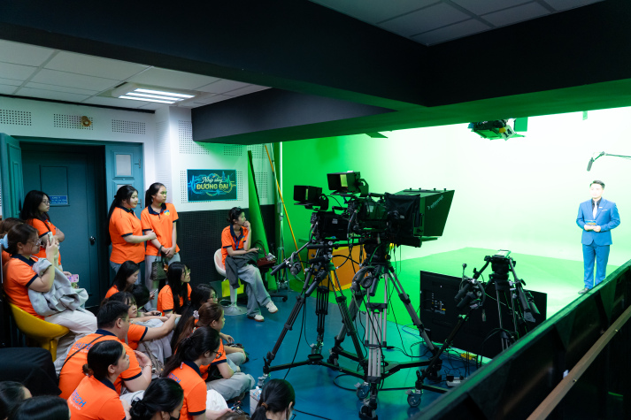 Sinh viên Quan hệ công chúng khám phá hậu trường sản xuất truyền hình tại HTV 32