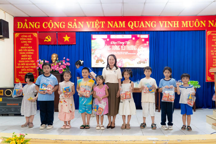 Thắp đèn Trung thu, trao yêu thương đến thiếu nhi Thạnh Mỹ Tây cùng sinh viên Khoa Nhật Bản học 85