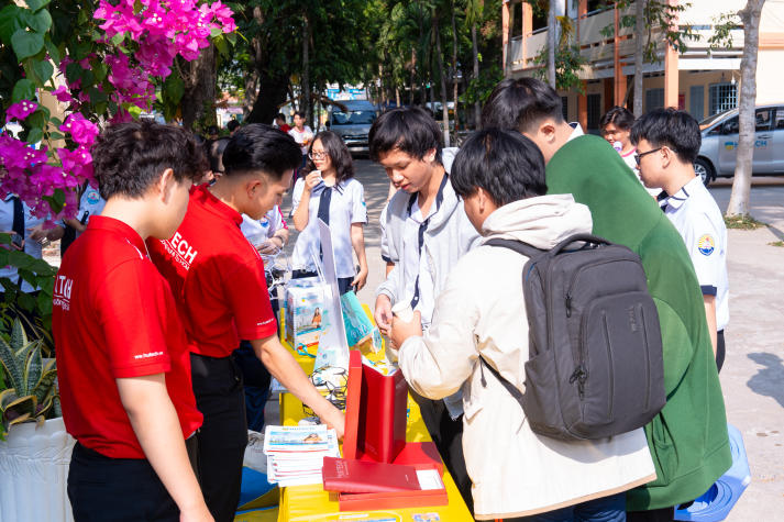 [Ảnh] HUTECH Scholarship Tour 2026 “phủ sóng” học bổng xuyên Việt,  tiếp sức sĩ tử chạm tương lai 299