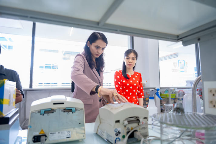 Sinh viên Khoa Dược tiếp cận kỹ thuật phân tích HPLC cùng Viện trưởng Viện Dược Đại học Sigma (Ấn Độ) 47