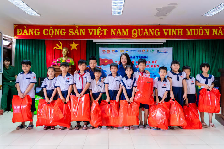 [Ảnh] Chi bộ 17 HUTECH nối dài tinh thần bảo vệ chủ quyền biển đảo tại Đồn Biên phòng Cần Thạnh (Cần Giờ) 131