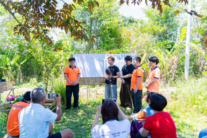 [Ảnh] Sinh viên HUTECH khám phá mô hình kinh tế sức khỏe bền vững qua hành trình thực tế 91