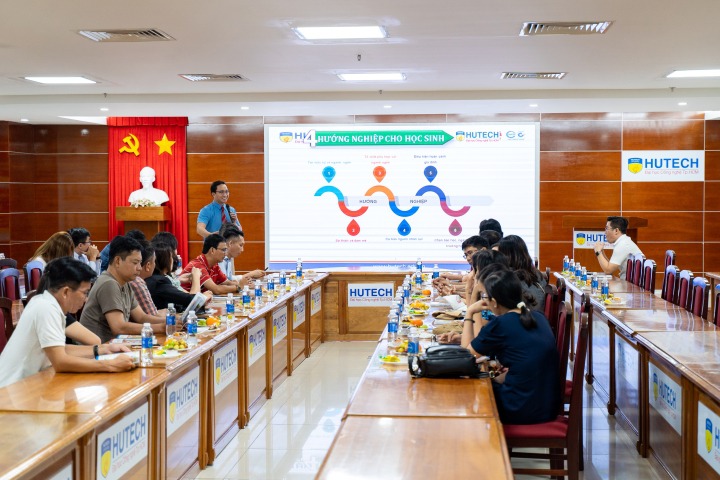 Ban Giám hiệu, giáo viên Trường THCS & THPT Tân Lộc (Cà Mau) tham quan không gian học tập HUTECH 50