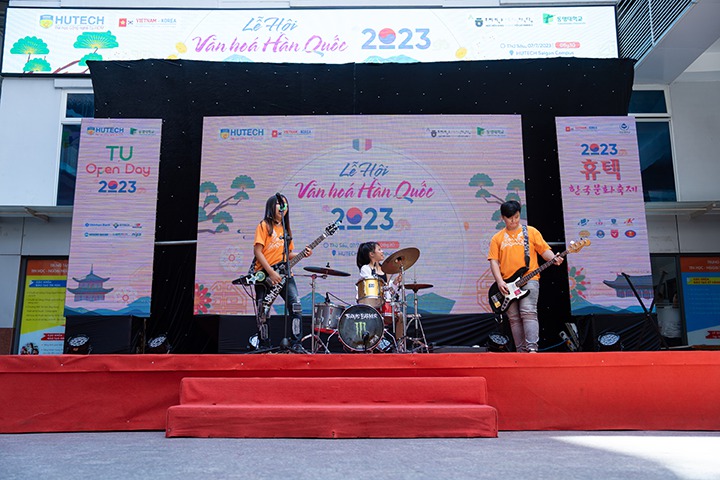 Sinh viên rủ nhau “vi vu” xứ sở kim chi ngay tại HUTECH trong Lễ hội Văn hóa Hàn Quốc 2023 137