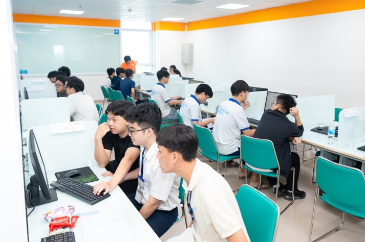 HUTECH hosts ICPC Vietnam 2025, preparing for ICPC Asia HoChiMinh City this December 52