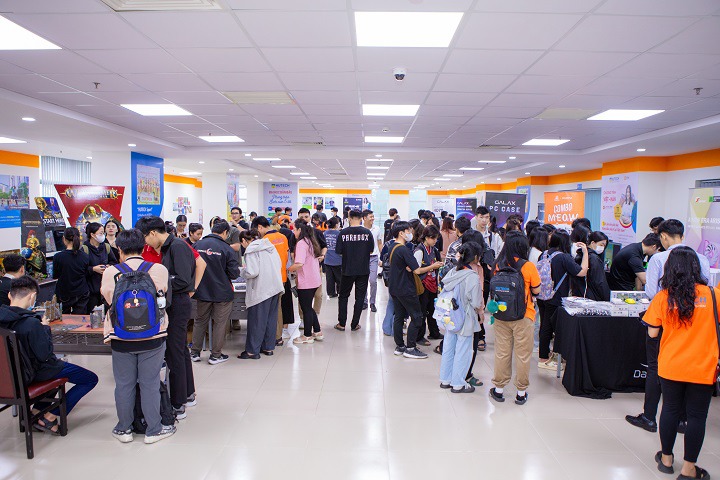 Tân sinh viên Khoa Truyền thông & Thiết kế được chuyên gia tư vấn thiết bị học tập và trải nghiệm công nghệ 98