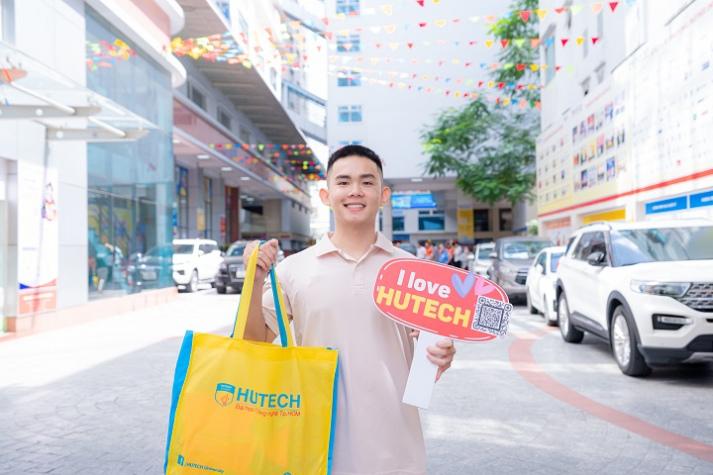 Vượt nghịch cảnh, tân sinh viên nhận Học bổng Tiếp sức 100% học phí từ HUTECH 32
