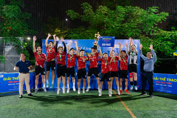 Red Sport đoạt cúp vô địch môn Bóng đá nam Giải thể thao chào đón tân sinh viên 65