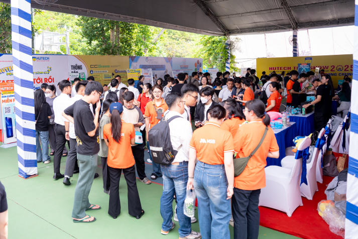 HUTECH TECHSHOW 2025: Nearly 3,000 open job opportunities, 370 graduation projects on display 74
