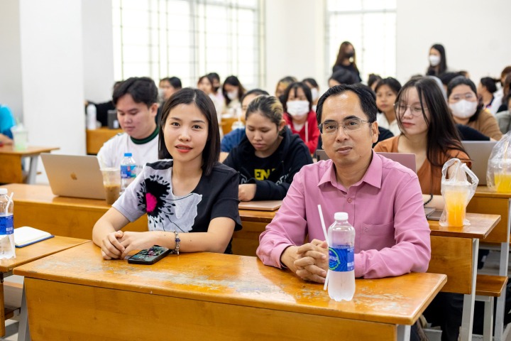 Sinh viên ngành Quan hệ công chúng HUTECH tìm hiểu về Social Listening cùng chuyên gia 16