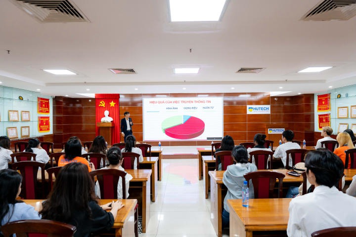 Ban cán sự lớp Khoa Khoa học Xã hội và Quan hệ Công chúng học hỏi nhiều kỹ năng hữu ích qua buổi tập huấn 79