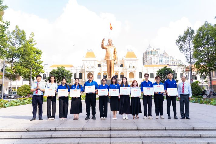 Tuổi trẻ HUTECH dâng hoa tưởng nhớ Bác, tiếp nối giá trị lịch sử và tinh thần cống hiến 87
