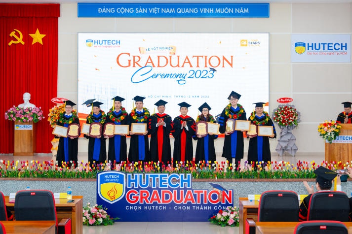 Lễ trao bằng tốt nghiệp tháng 12/2023 tại HUTECH: “Cảm ơn cha mẹ - Người không đứng trên thảm đỏ” 125